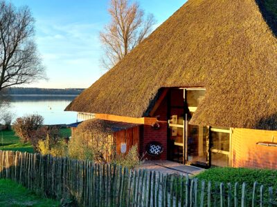 Direkt am Schweriner See: Angler-Reetkate mit Seeblick & eigenem Boot